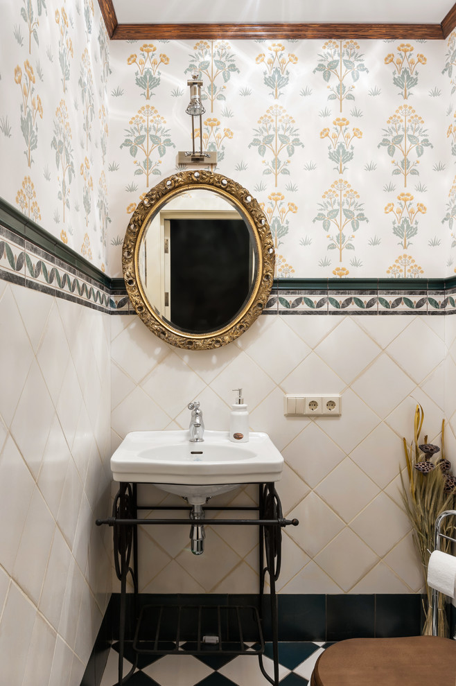 Пример оригинального дизайна: туалет среднего размера в стиле рустика с полом из керамической плитки и разноцветным полом
