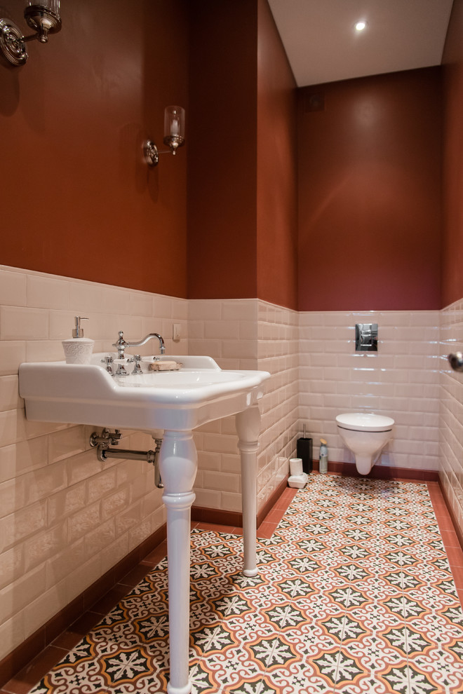 モスクワにあるトラディショナルスタイルのおしゃれなトイレ・洗面所の写真