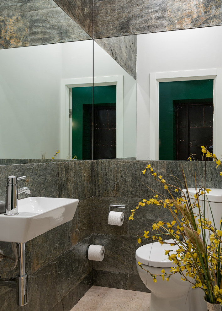 Свежая идея для дизайна: маленький туалет в современном стиле с раздельным унитазом, серыми стенами, подвесной раковиной, серой плиткой и каменной плиткой для на участке и в саду - отличное фото интерьера