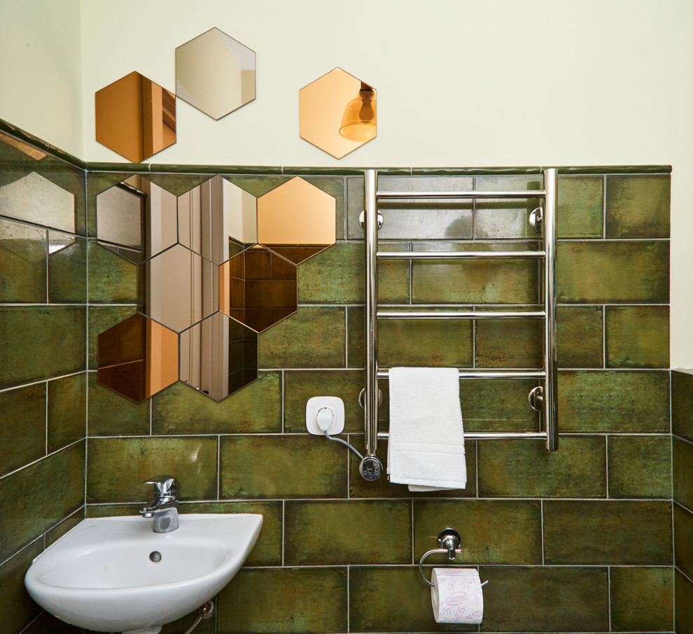 Идея дизайна: туалет в современном стиле с зеленой плиткой и подвесной раковиной