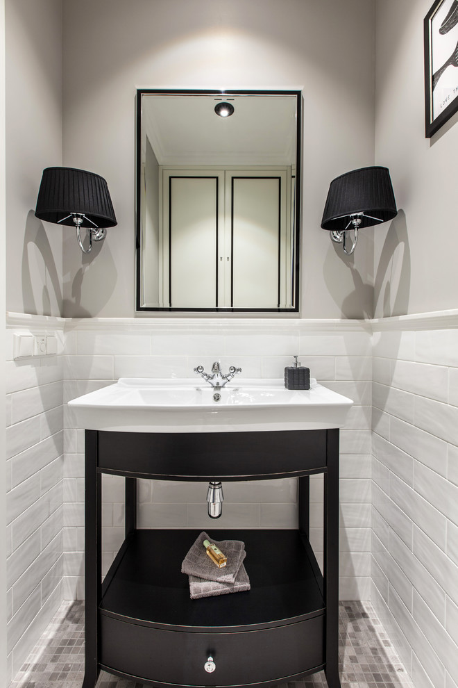 Идея дизайна: туалет в стиле неоклассика (современная классика) с белой плиткой, серыми стенами, полом из мозаичной плитки, монолитной раковиной и серым полом