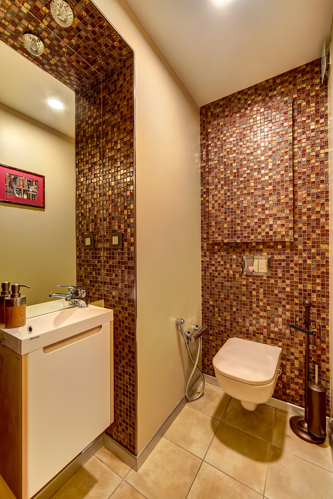 Inspiration för små moderna toaletter, med en vägghängd toalettstol, brun kakel, mosaik, beige väggar, klinkergolv i keramik, ett väggmonterat handfat och beiget golv