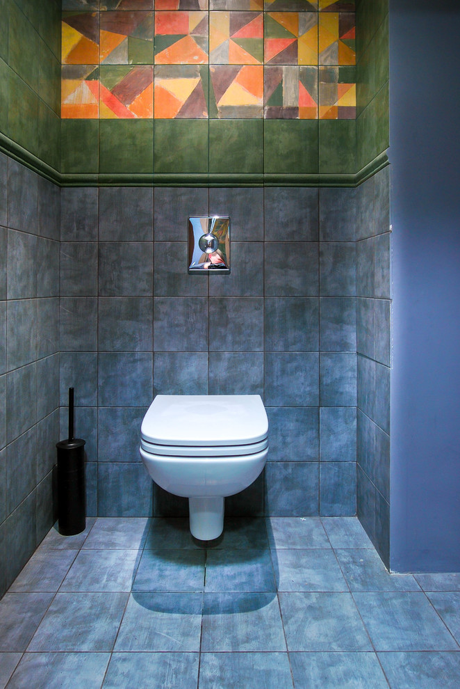 Moderne Gästetoilette mit Wandtoilette, blauen Fliesen, grünen Fliesen, farbigen Fliesen und blauer Wandfarbe in Moskau