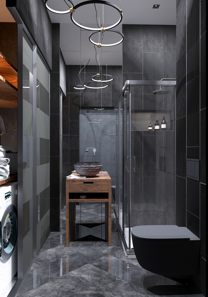 Kleine Moderne Gästetoilette mit schwarzen Schränken, schwarzer Wandfarbe und Waschtisch aus Holz in Sankt Petersburg