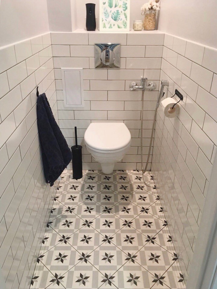 Идея дизайна: туалет в скандинавском стиле с керамической плиткой, белыми стенами, полом из керамической плитки и серым полом