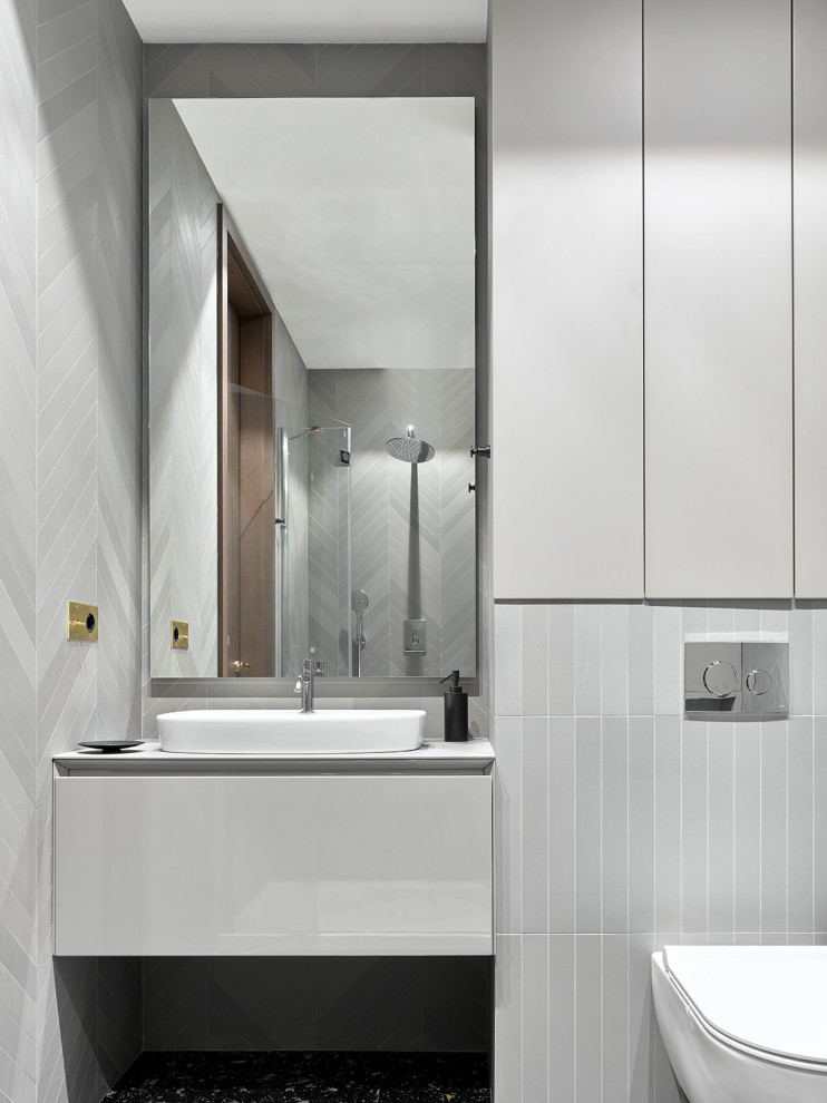 Источник вдохновения для домашнего уюта: туалет в современном стиле с плоскими фасадами, белыми фасадами, инсталляцией, настольной раковиной, белой столешницей и встроенной тумбой