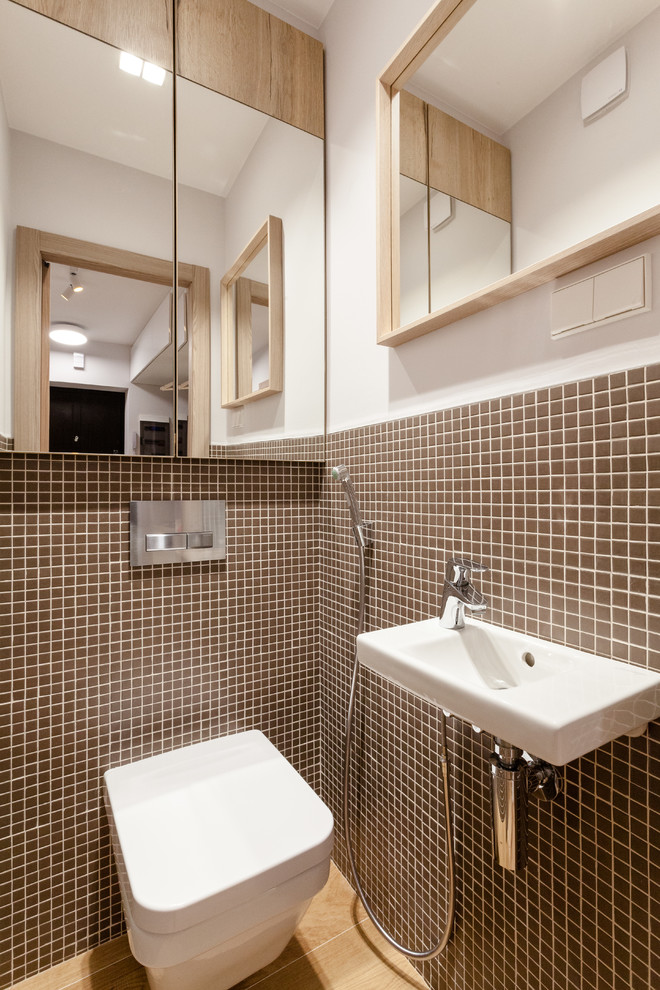 Foto di un bagno di servizio contemporaneo con WC a due pezzi, piastrelle marroni, piastrelle a mosaico, pareti bianche e pavimento beige
