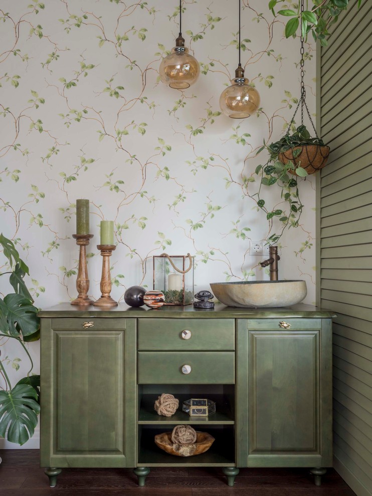 Bild på ett shabby chic-inspirerat grön grönt toalett, med mörkt trägolv, brunt golv, möbel-liknande, gröna skåp, flerfärgade väggar och ett fristående handfat