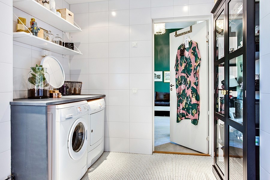 Idéer för att renovera en mellanstor skandinavisk l-formad tvättstuga, med öppna hyllor, granitbänkskiva, vita väggar, en tvättmaskin och torktumlare bredvid varandra och vitt golv