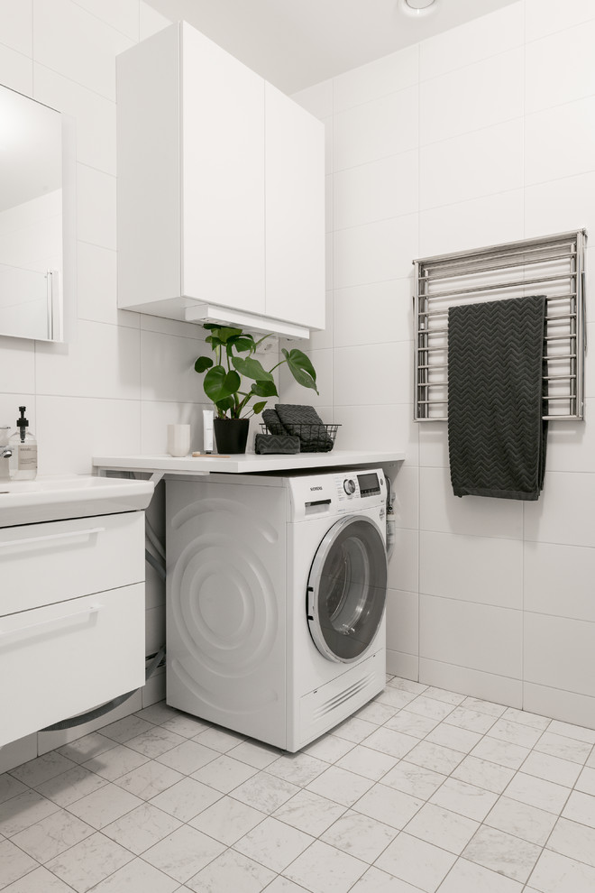Idéer för minimalistiska tvättstugor, med vita skåp