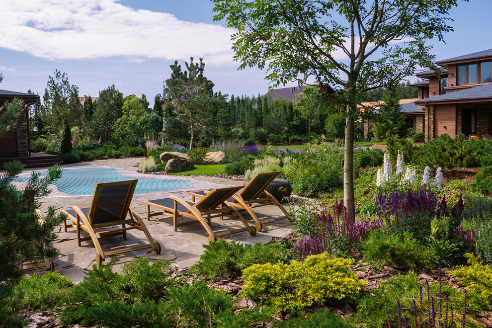 Свежая идея для дизайна: летний участок и сад в современном стиле - отличное фото интерьера