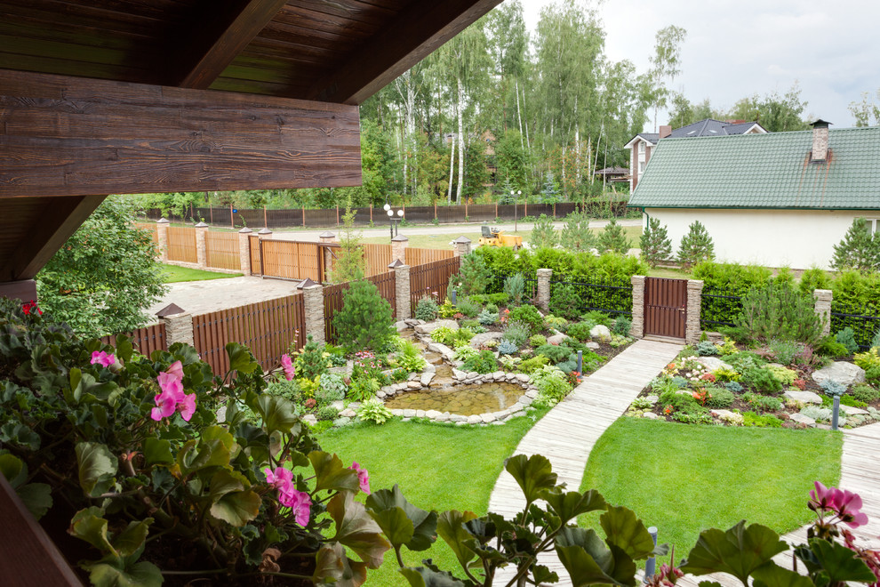 На фото: участок и сад в классическом стиле с садовой дорожкой или калиткой