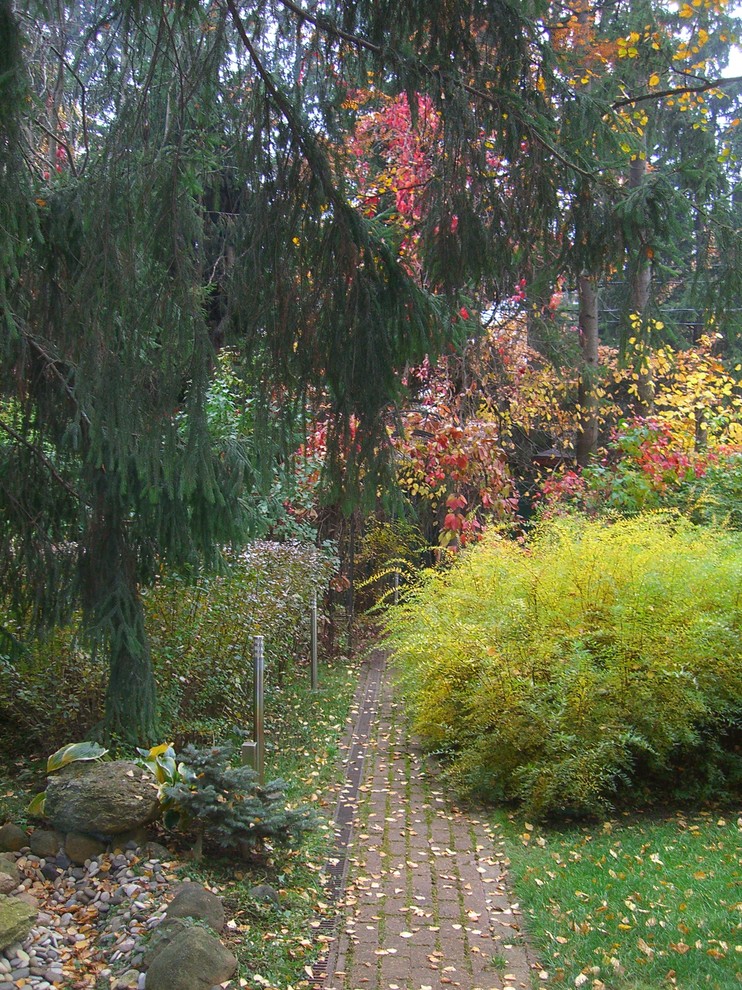 Diseño de jardín en otoño con exposición parcial al sol y adoquines de ladrillo