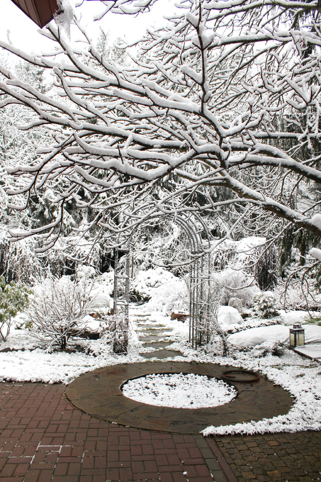 На фото: участок и сад зимой в классическом стиле с