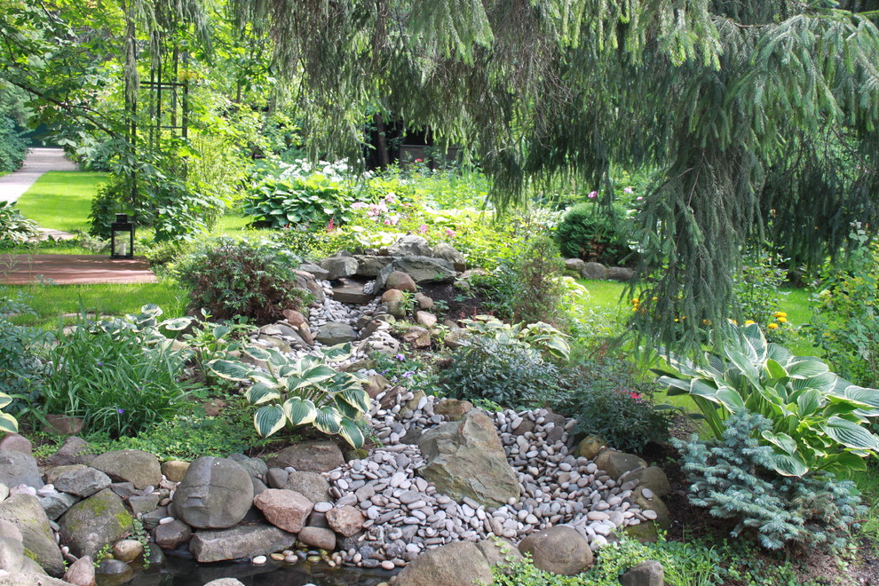 Idées déco pour un jardin l'été avec un bassin et une exposition partiellement ombragée.