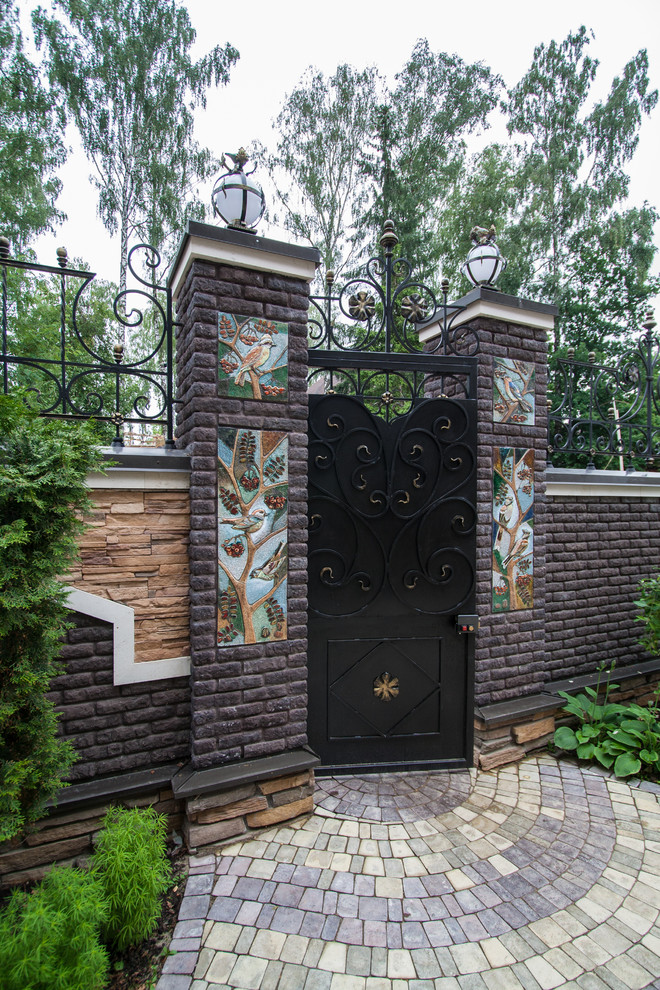 Idée de décoration pour un aménagement d'entrée ou allée de jardin tradition l'été.