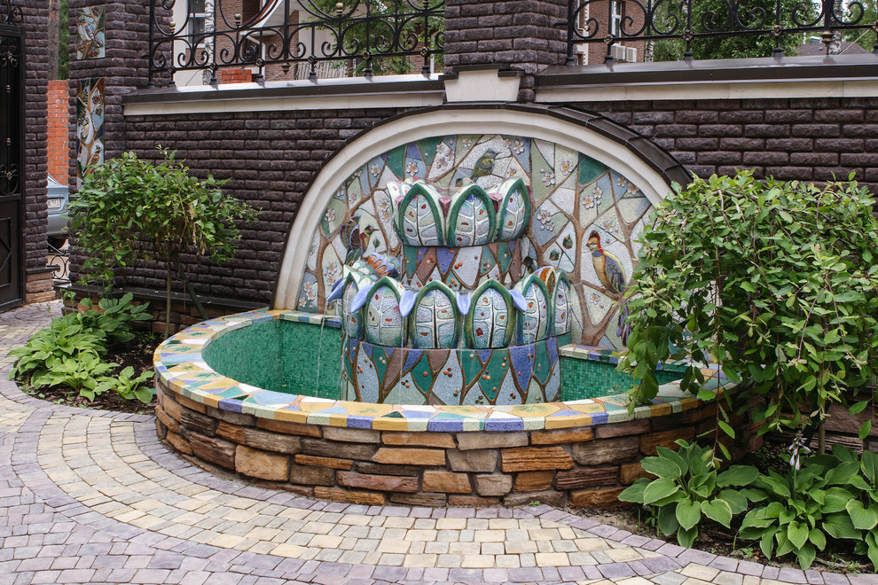 Inredning av en klassisk trädgård på sommaren, med en fontän