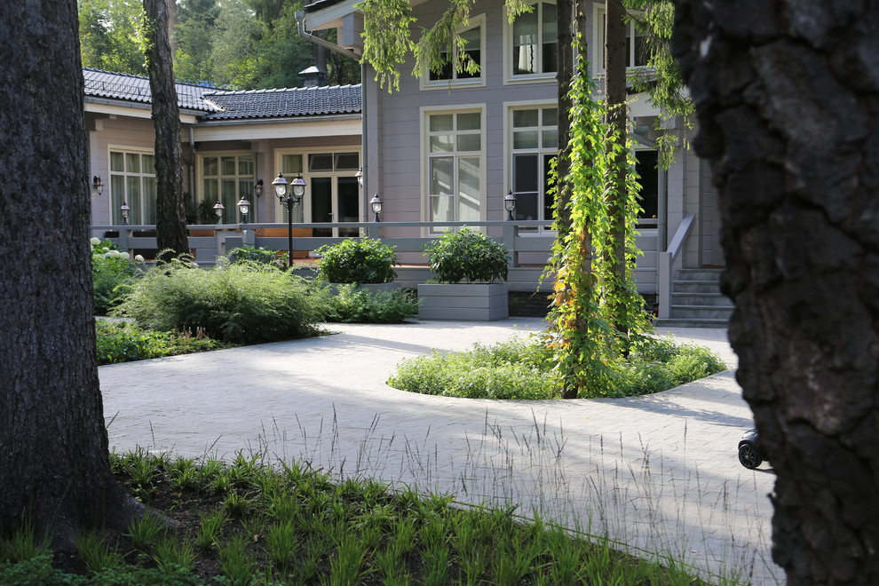 Ispirazione per un giardino in ombra di medie dimensioni in estate con pavimentazioni in pietra naturale