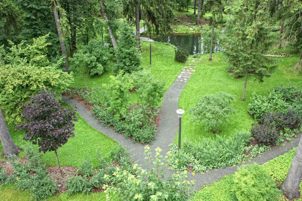 Immagine di un grande giardino design in cortile in estate