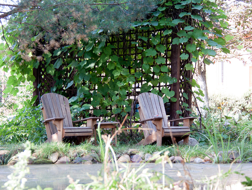 Foto di un grande laghetto da giardino classico esposto a mezz'ombra dietro casa in estate