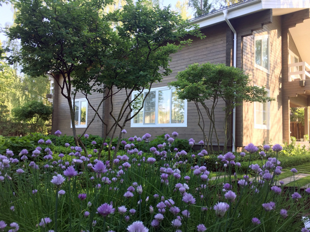 Свежая идея для дизайна: летний участок и сад среднего размера на боковом дворе в классическом стиле с полуденной тенью - отличное фото интерьера