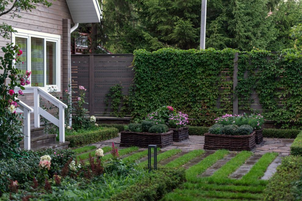 На фото: летний участок и сад среднего размера на заднем дворе в классическом стиле с полуденной тенью и высокими грядками