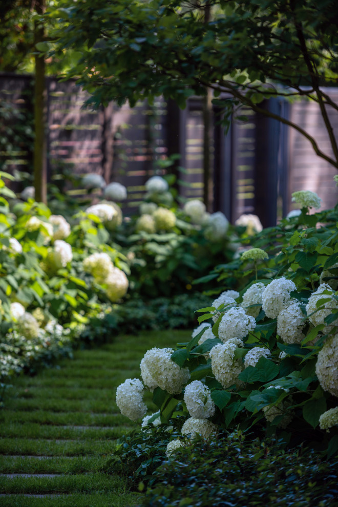 Пример оригинального дизайна: летний участок и сад среднего размера на боковом дворе в классическом стиле с полуденной тенью