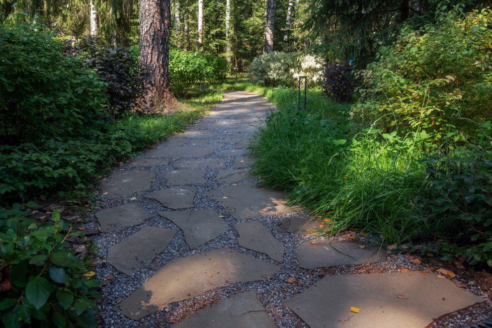 Ispirazione per un vialetto chic esposto a mezz'ombra di medie dimensioni e dietro casa in estate con pavimentazioni in pietra naturale