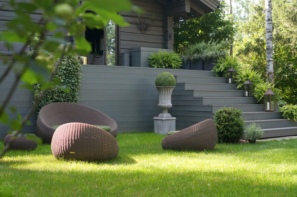 На фото: летний участок и сад на заднем дворе в стиле неоклассика (современная классика) с полуденной тенью и настилом с