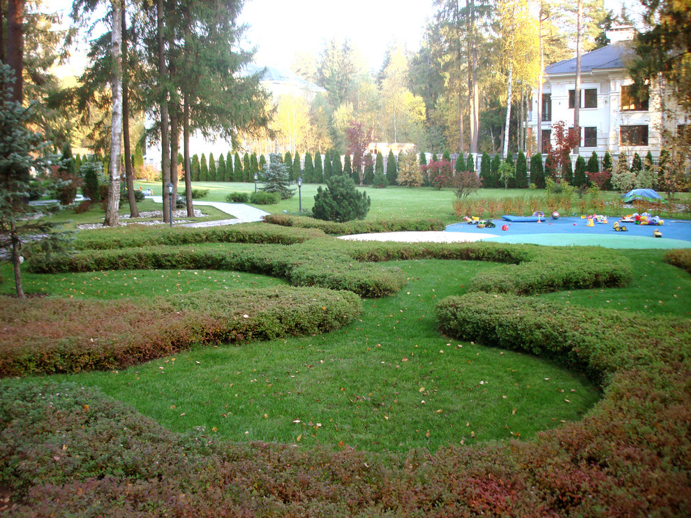 Photo of a medium sized contemporary garden for autumn in Moscow with a climbing frame.