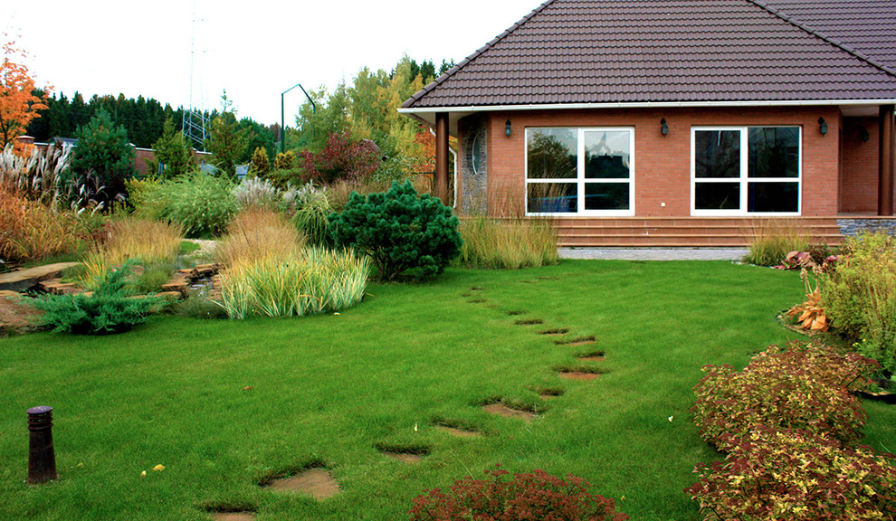 Exemple d'un jardin sur cour tendance de taille moyenne et l'automne avec une exposition partiellement ombragée et du gravier.