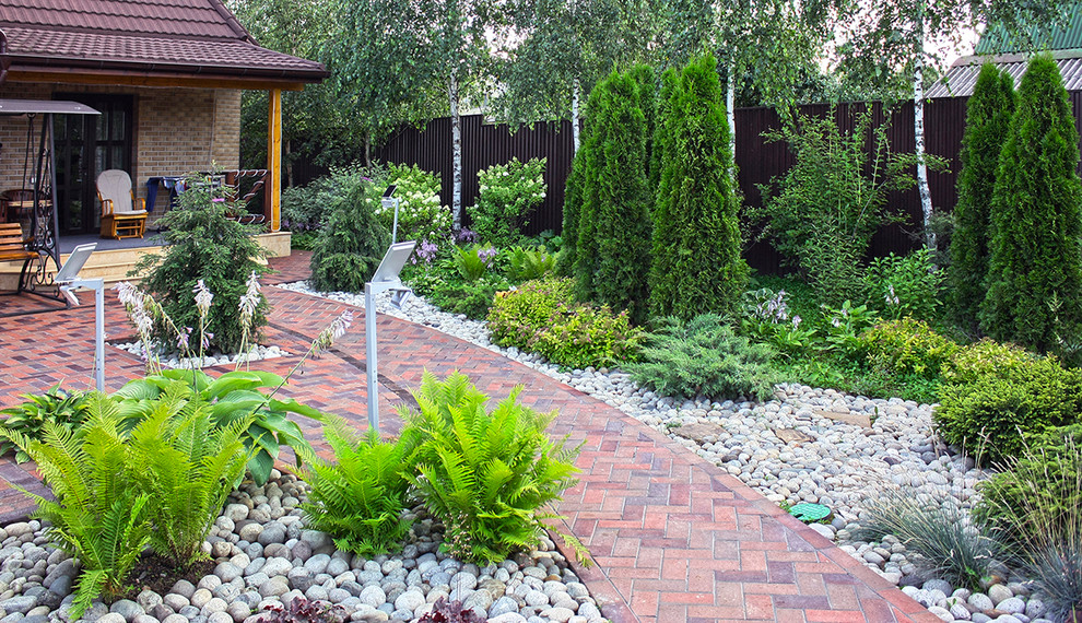 Свежая идея для дизайна: маленький солнечный, весенний участок и сад на внутреннем дворе в современном стиле с мощением клинкерной брусчаткой и хорошей освещенностью для на участке и в саду - отличное фото интерьера