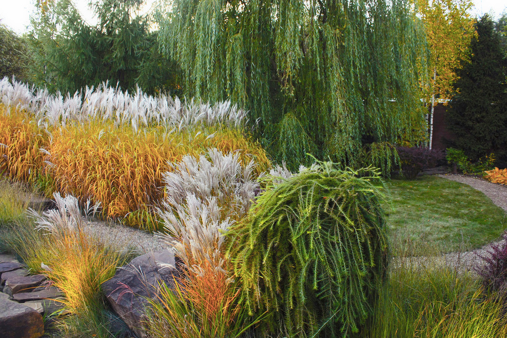 Réalisation d'un jardin sur cour design de taille moyenne et l'automne avec une exposition ensoleillée et du gravier.