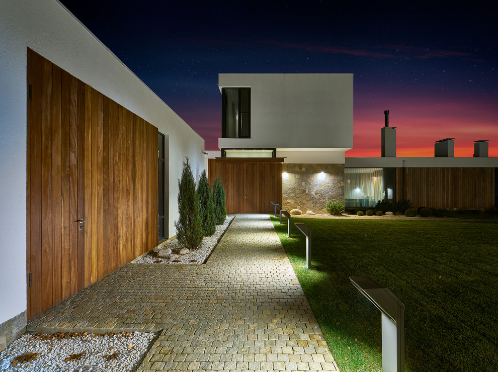 Esempio di un giardino minimal di medie dimensioni e dietro casa con un ingresso o sentiero e pavimentazioni in pietra naturale