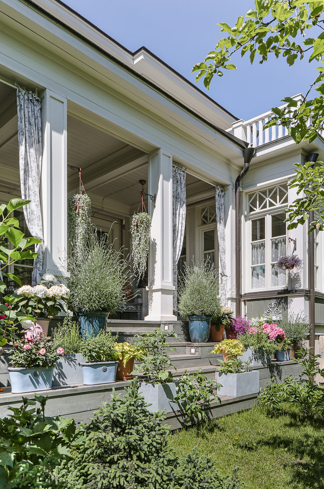 Design ideas for a classic garden in Moscow with a potted garden.