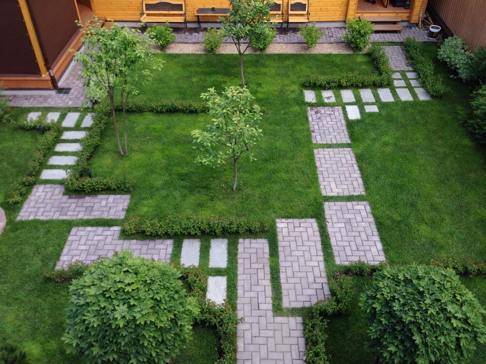 Halbschattiger Moderner Garten im Sommer mit Betonboden in Moskau
