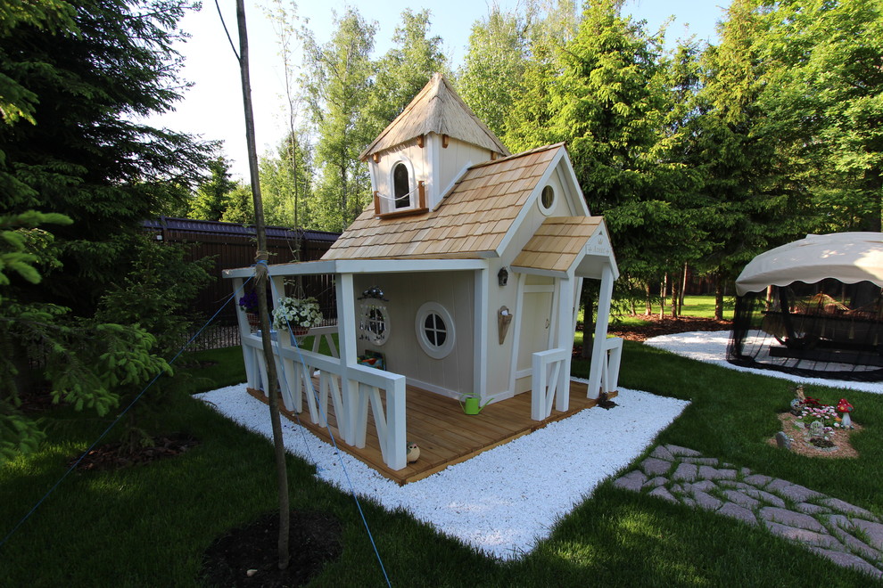 Diseño de jardín de estilo de casa de campo de tamaño medio en patio con parque infantil