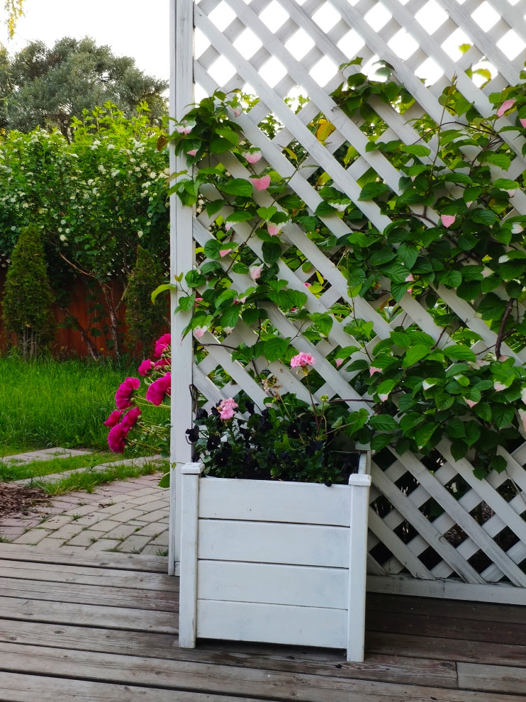 Esempio di un piccolo privacy in giardino country in estate con pedane