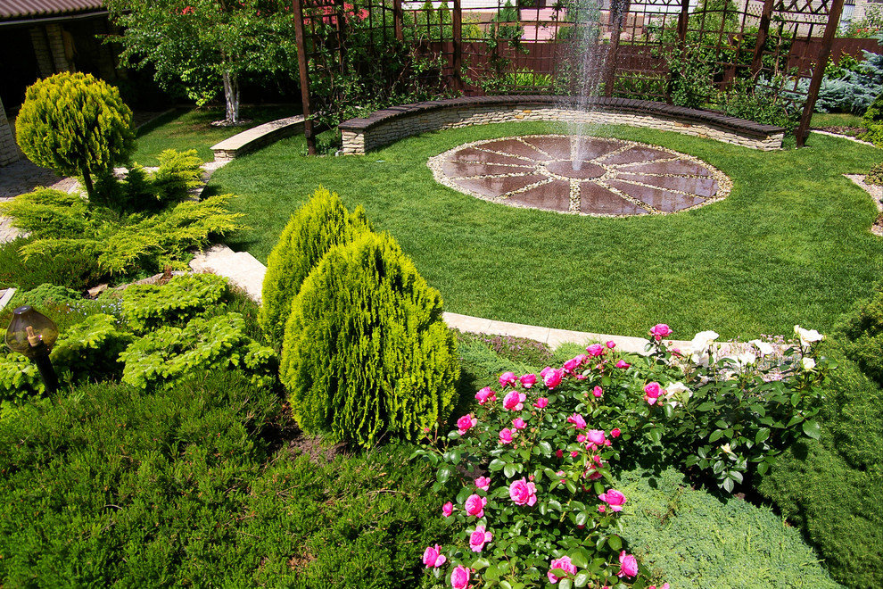 Idéer för en klassisk formell trädgård i full sol, med en fontän