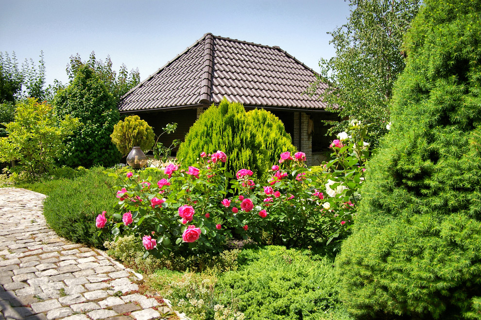 Mediterraner Garten mit direkter Sonneneinstrahlung und Natursteinplatten in Novosibirsk