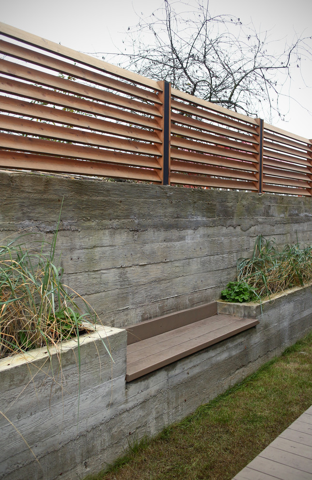 Idée de décoration pour un jardin en pots arrière design de taille moyenne avec une terrasse en bois.