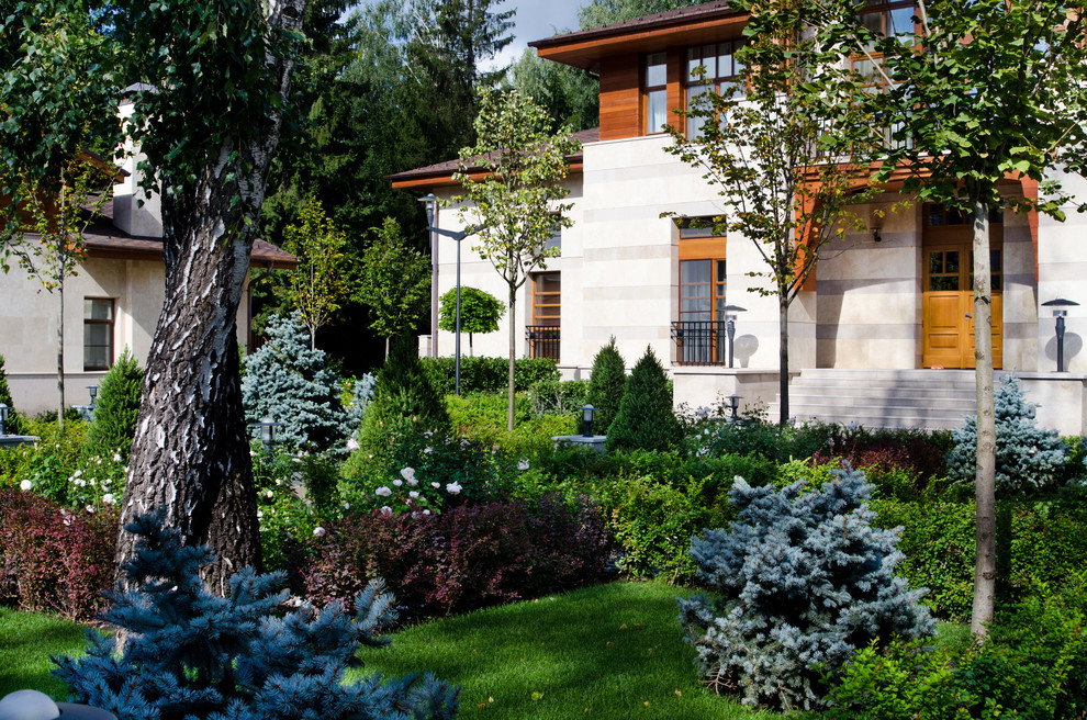 Свежая идея для дизайна: летний регулярный сад в классическом стиле с полуденной тенью - отличное фото интерьера