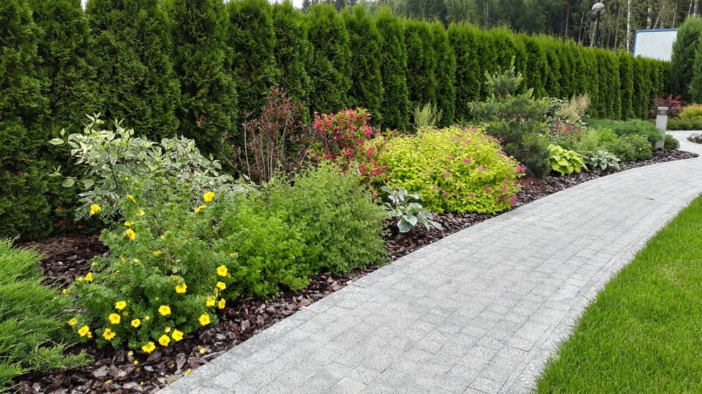 Idee per un giardino classico esposto in pieno sole di medie dimensioni e dietro casa in estate con pavimentazioni in pietra naturale