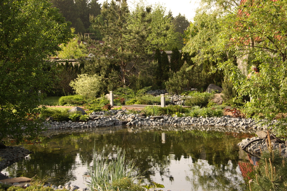 Idées déco pour un jardin contemporain l'été avec un bassin.