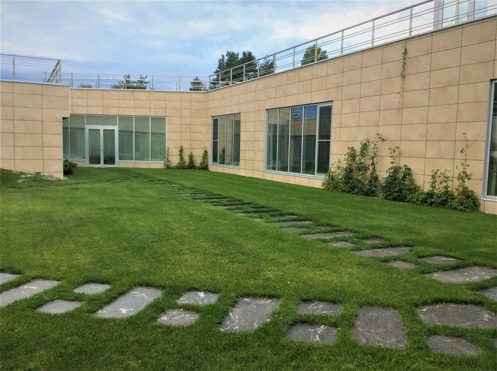 Geometrischer, Mittelgroßer Moderner Garten im Sommer mit direkter Sonneneinstrahlung und Natursteinplatten in Sankt Petersburg