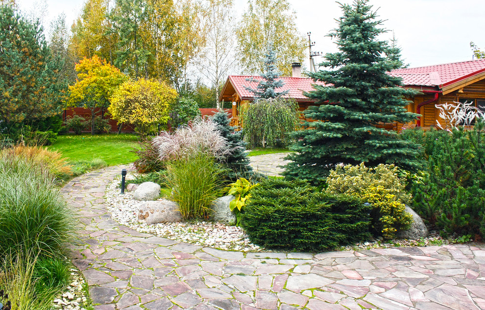 Mittelgroßer Country Garten im Innenhof im Herbst mit direkter Sonneneinstrahlung, Natursteinplatten und Blumenbeet in Moskau
