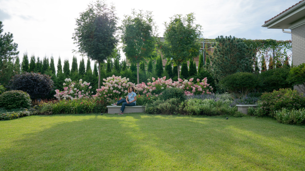 Imagen de camino de jardín contemporáneo de tamaño medio en primavera en patio con jardín francés, exposición total al sol y adoquines de hormigón