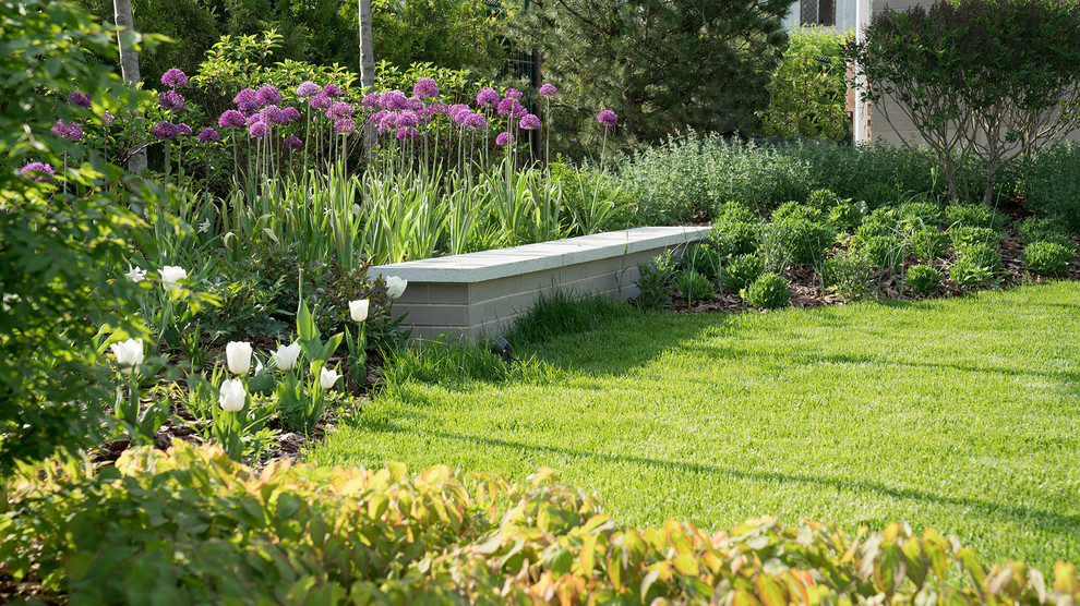 Стильный дизайн: солнечный, весенний участок и сад среднего размера на внутреннем дворе в современном стиле с хорошей освещенностью и подпорной стенкой - последний тренд