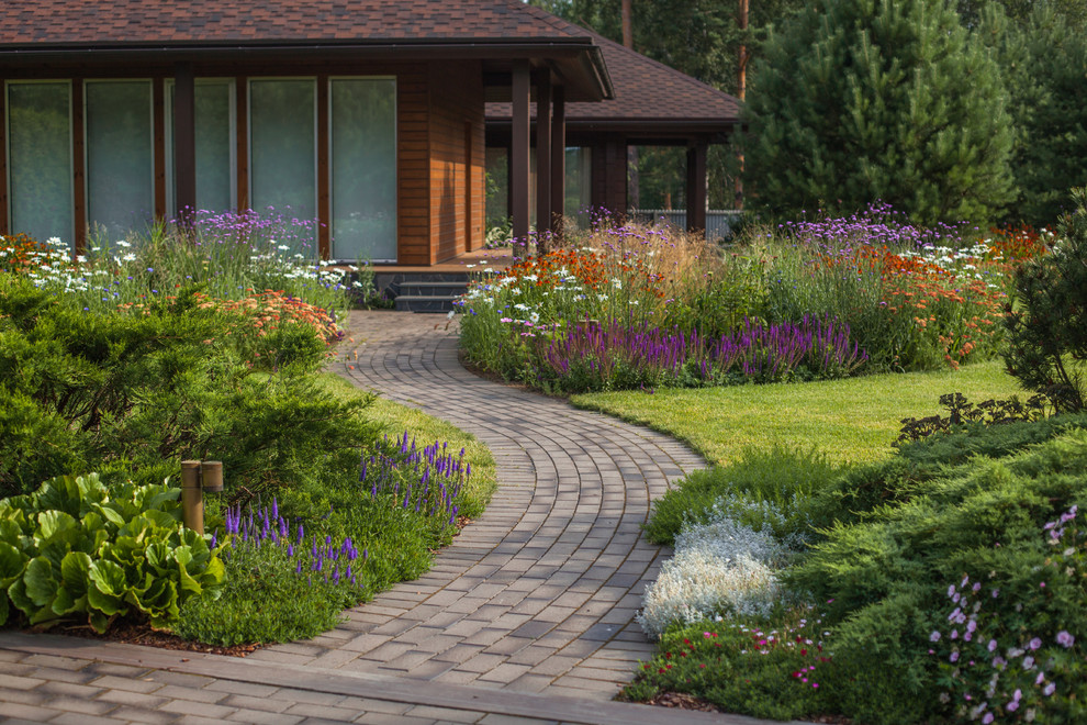 Свежая идея для дизайна: участок и сад в классическом стиле с садовой дорожкой или калиткой - отличное фото интерьера
