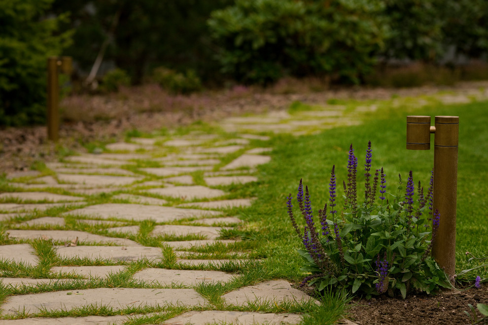 This is an example of a contemporary garden path in Saint Petersburg for summer.
